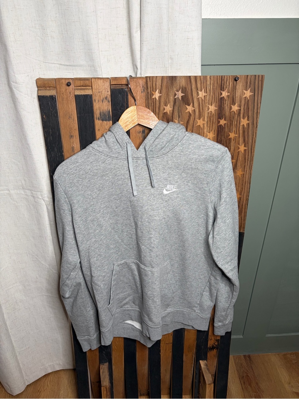 Nike Men's Light Gray Pullover Hoodie with Small Logo